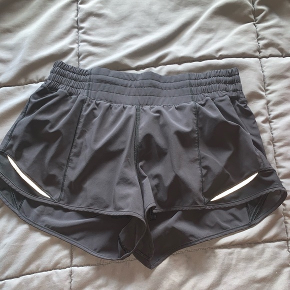 lululemon athletica Pants - LULU Hotty Hot Shorts 2.5 Inch Size 6